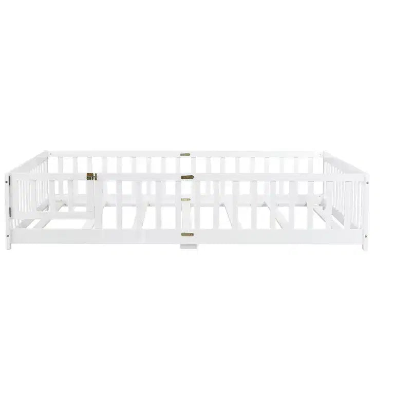 Lit au sol Bellemave Queen avec clôture et porte, cadre de lit au sol en bois d'hévéa avec barrières de sécurité pour enfants