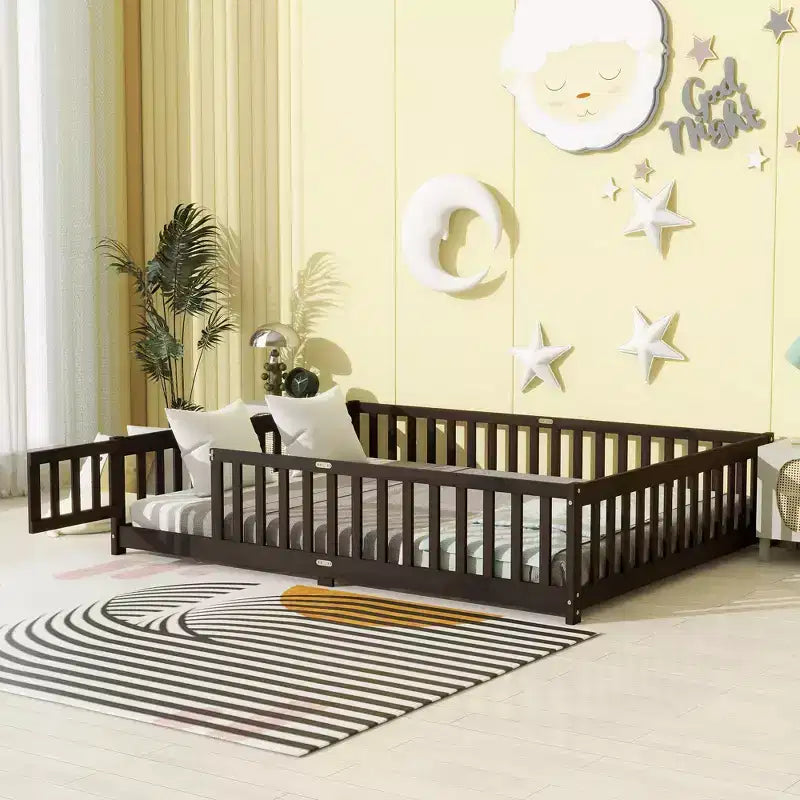 Lit au sol Bellemave Queen avec clôture et porte, cadre de lit au sol en bois d'hévéa avec barrières de sécurité pour enfants