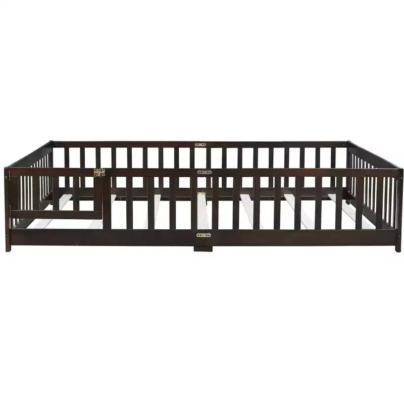 Lit au sol Bellemave Queen avec clôture et porte, cadre de lit au sol en bois d'hévéa avec barrières de sécurité pour enfants