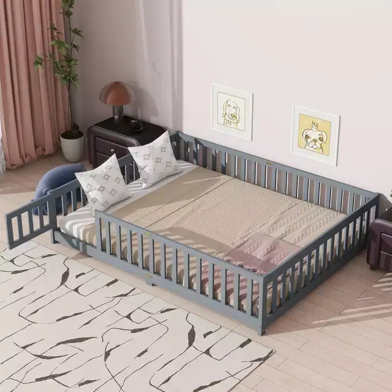 Lit au sol Bellemave Queen avec clôture et porte, cadre de lit au sol en bois d'hévéa avec barrières de sécurité pour enfants
