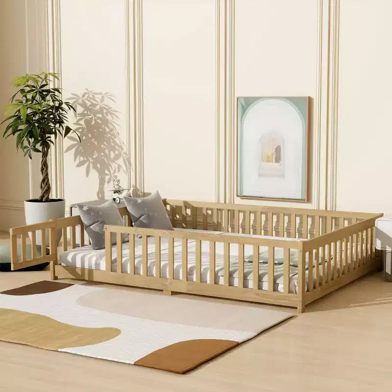 Lit au sol Bellemave Queen avec clôture et porte, cadre de lit au sol en bois d'hévéa avec barrières de sécurité pour enfants