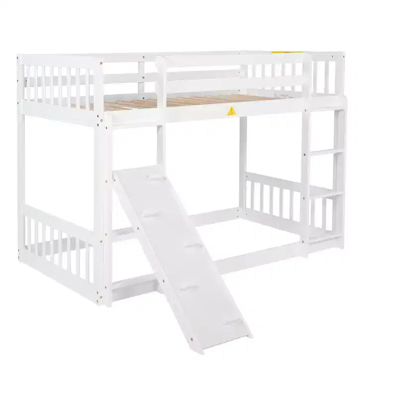 Lit superposé jumeau sur jumeau au sol avec rampe d'escalade pour enfants, cadre de lit superposé en bois avec échelle et garde-corps, blanc