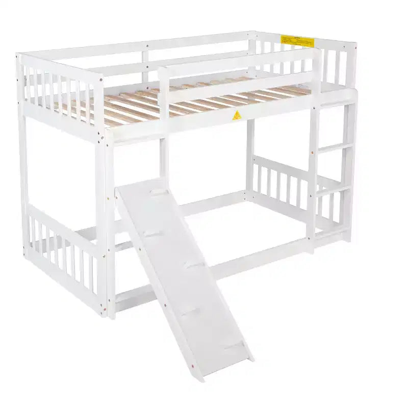 Lit superposé jumeau sur jumeau au sol avec rampe d'escalade pour enfants, cadre de lit superposé en bois avec échelle et garde-corps, blanc