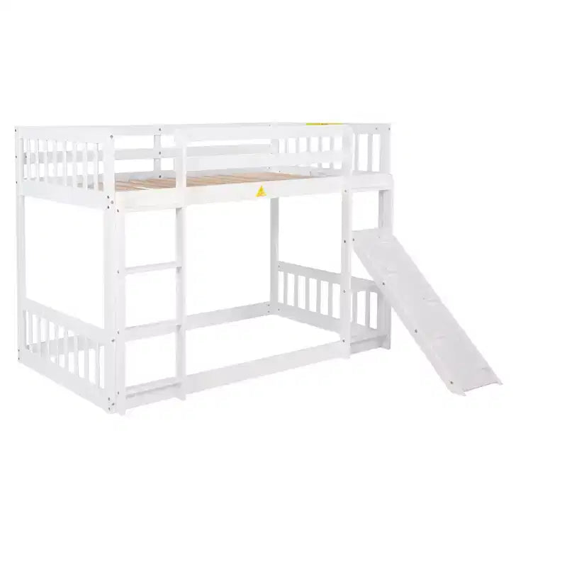 Lit superposé jumeau sur jumeau au sol avec rampe d'escalade pour enfants, cadre de lit superposé en bois avec échelle et garde-corps, blanc