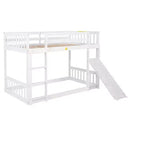 Lit superposé jumeau sur jumeau au sol avec rampe d'escalade pour enfants, cadre de lit superposé en bois avec échelle et garde-corps, blanc