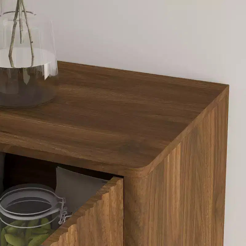 JVNOXK Buffet de rangement moderne en bois avec design encastré, étagères réglables et quatre compartiments intégrés. Bois naturel