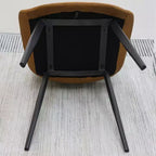Chaise de salle à manger moderne Kelila GDFStudio, revêtement en similicuir et pieds en métal