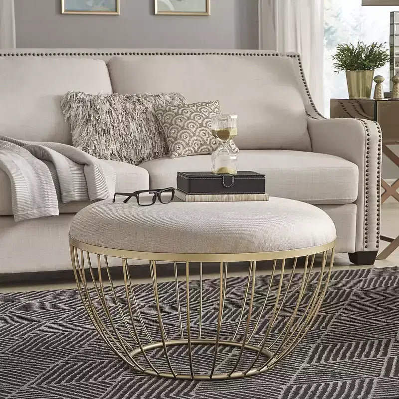 Pouf rond rembourré en tissu Gillian – Doré/beige – iNSPIRE Q