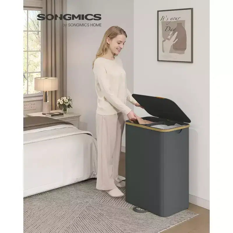 SONGMICS Panier à Linge, Trieur de Linge avec Couvercle, Bac de Rangement, Sacs Amovibles, Cadre en Bambou, 2 Sections, 150 L