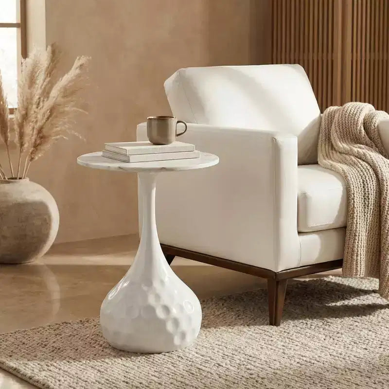Table d'appoint ronde LeisureMod Hada 15 en pierre frittée, table d'appoint piédestal en métal martelé, style marbre de luxe pour salon
