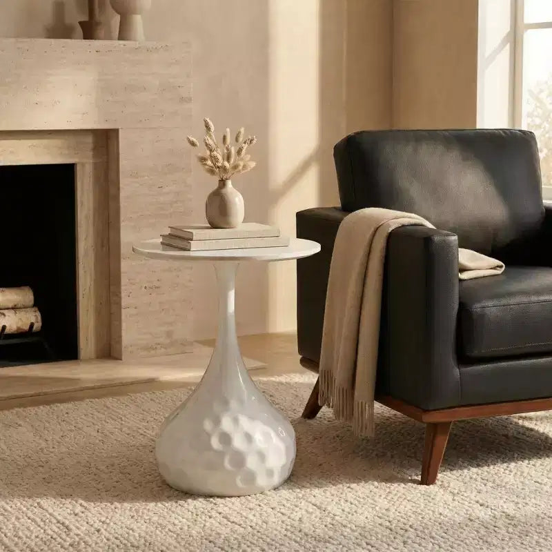 Table d'appoint ronde LeisureMod Hada 15 en pierre frittée, table d'appoint piédestal en métal martelé, style marbre de luxe pour salon