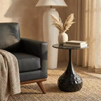 Table d'appoint ronde LeisureMod Hada 15 en pierre frittée, table d'appoint piédestal en métal martelé, style marbre de luxe pour salon