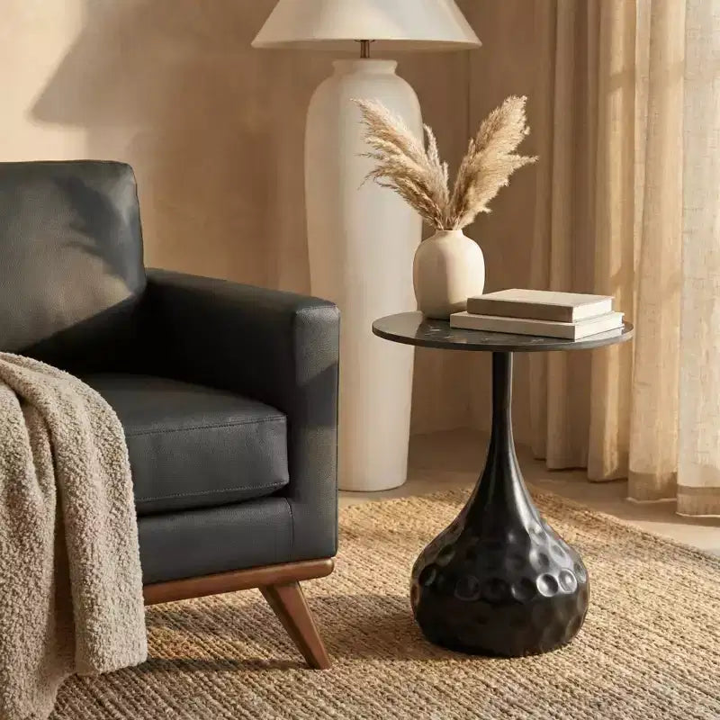 Table d'appoint ronde LeisureMod Hada 15 en pierre frittée, table d'appoint piédestal en métal martelé, style marbre de luxe pour salon