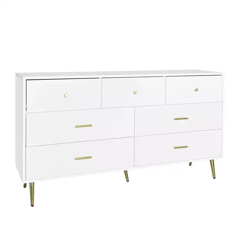 Commode à sept tiroirs avec poignées et pieds dorés, couleur blanche