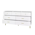Commode à sept tiroirs avec poignées et pieds dorés, couleur blanche