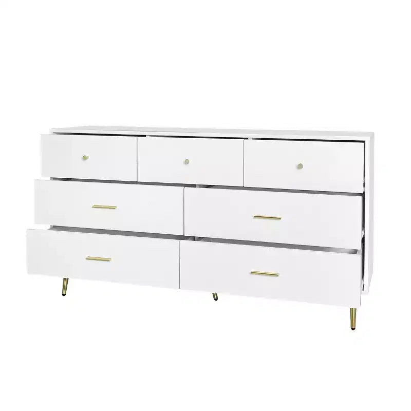 Commode à sept tiroirs avec poignées et pieds dorés, couleur blanche
