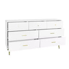 Commode à sept tiroirs avec poignées et pieds dorés, couleur blanche