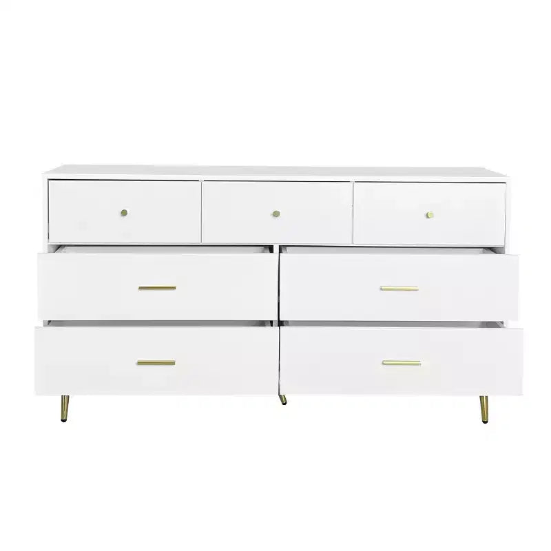 Commode à sept tiroirs avec poignées et pieds dorés, couleur blanche