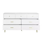 Commode à sept tiroirs avec poignées et pieds dorés, couleur blanche