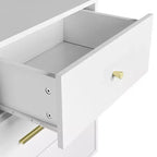 Commode à sept tiroirs avec poignées et pieds dorés, couleur blanche