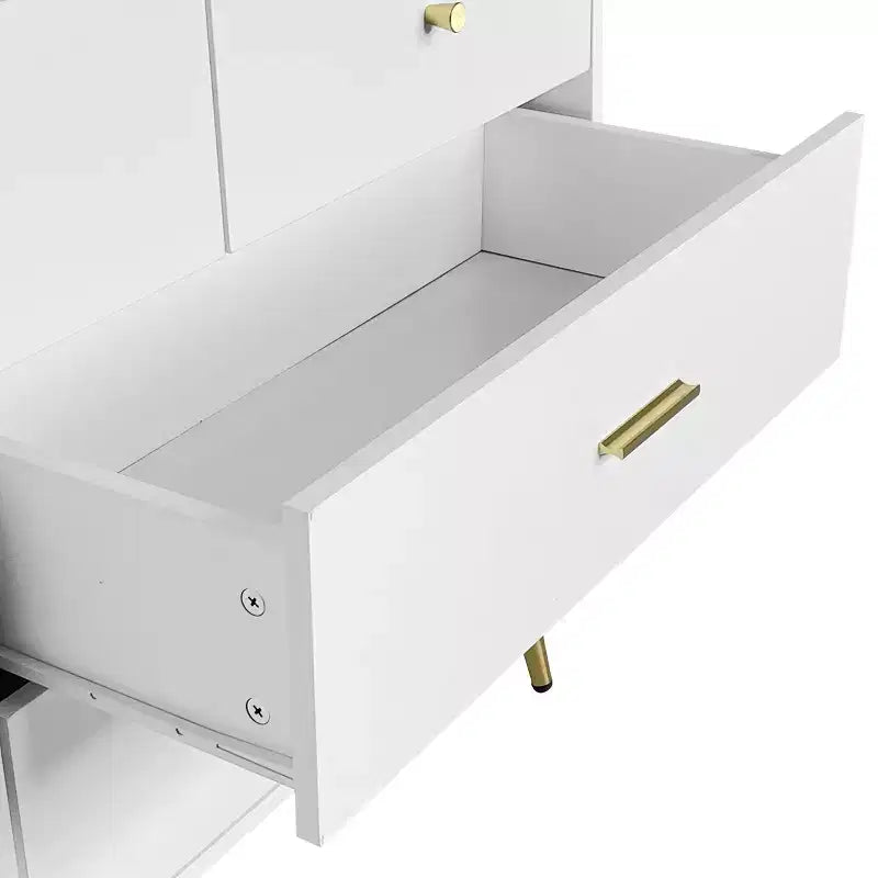 Commode à sept tiroirs avec poignées et pieds dorés, couleur blanche
