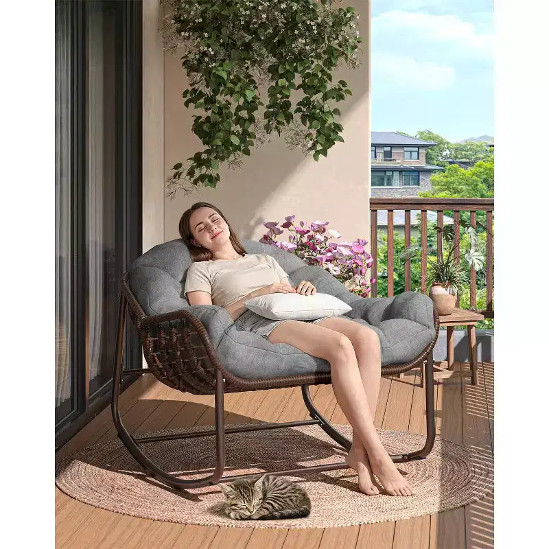 Fauteuil à bascule d'extérieur Papasan surdimensionné, design ergonomique, osier durable, coussin résistant aux intempéries supporte jusqu'à 204 kg