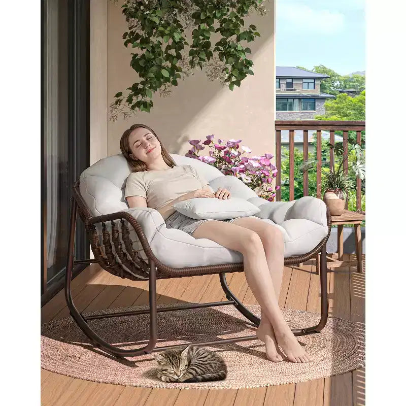 Fauteuil à bascule d'extérieur Papasan surdimensionné, design ergonomique, osier durable, coussin résistant aux intempéries supporte jusqu'à 204 kg