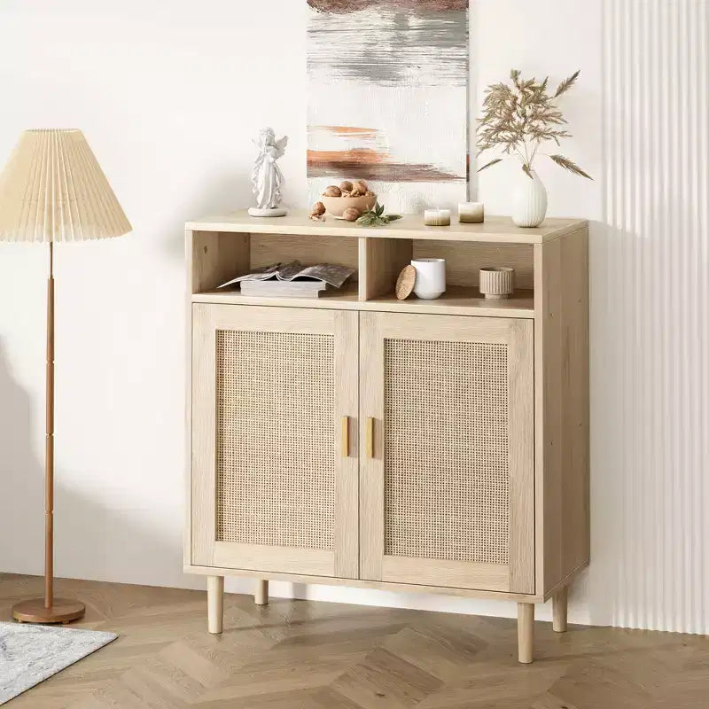 36.2 Buffet moderne en rotin. Deux portes en rotin et compartiments ouverts. Pieds en bois pour le rangement du salon et de la cuisine.