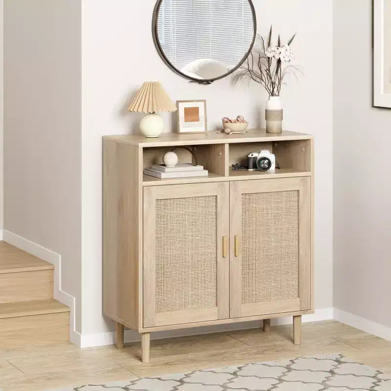 36.2 Buffet moderne en rotin. Deux portes en rotin et compartiments ouverts. Pieds en bois pour le rangement du salon et de la cuisine.