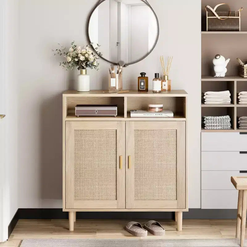 36.2 Buffet moderne en rotin. Deux portes en rotin et compartiments ouverts. Pieds en bois pour le rangement du salon et de la cuisine.
