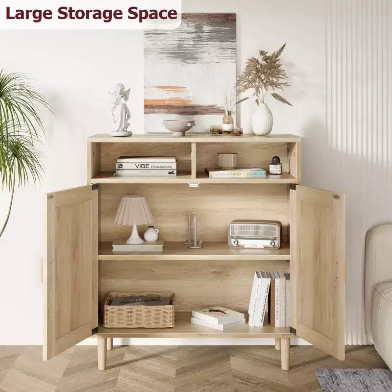 36.2 Buffet moderne en rotin. Deux portes en rotin et compartiments ouverts. Pieds en bois pour le rangement du salon et de la cuisine.