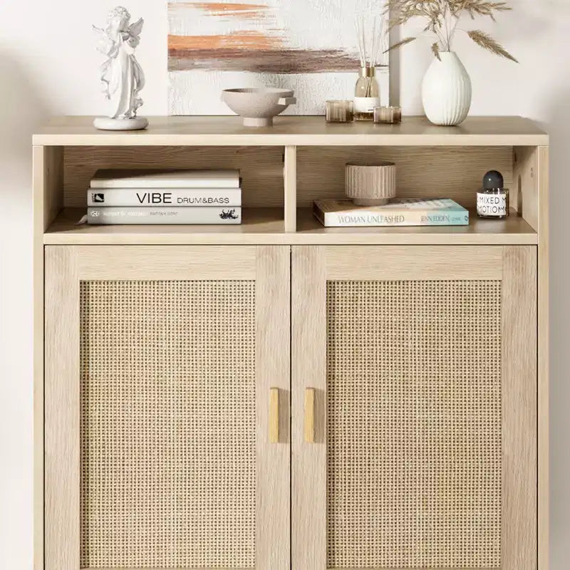 36.2 Buffet moderne en rotin. Deux portes en rotin et compartiments ouverts. Pieds en bois pour le rangement du salon et de la cuisine.