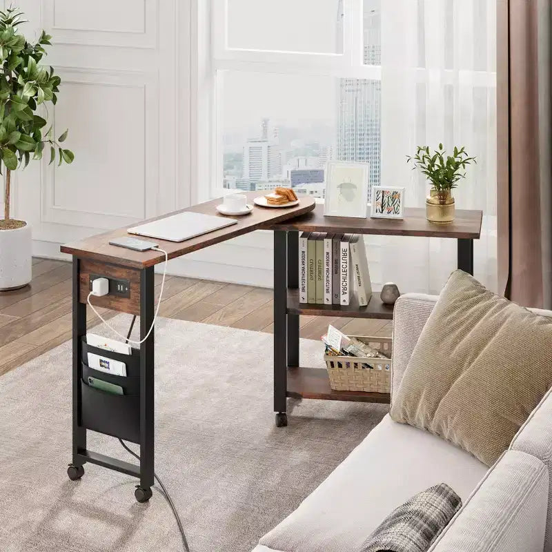 Table d'appoint rotative à 360° avec station de charge, table d'appoint mobile à 2 niveaux avec pochette de rangement et 6 roulettes pivotantes verrouillables pour salon et bureau