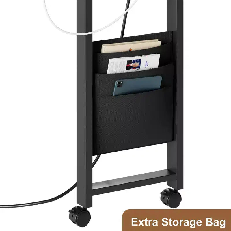 Table d'appoint rotative à 360° avec station de charge, table d'appoint mobile à 2 niveaux avec pochette de rangement et 6 roulettes pivotantes verrouillables pour salon et bureau