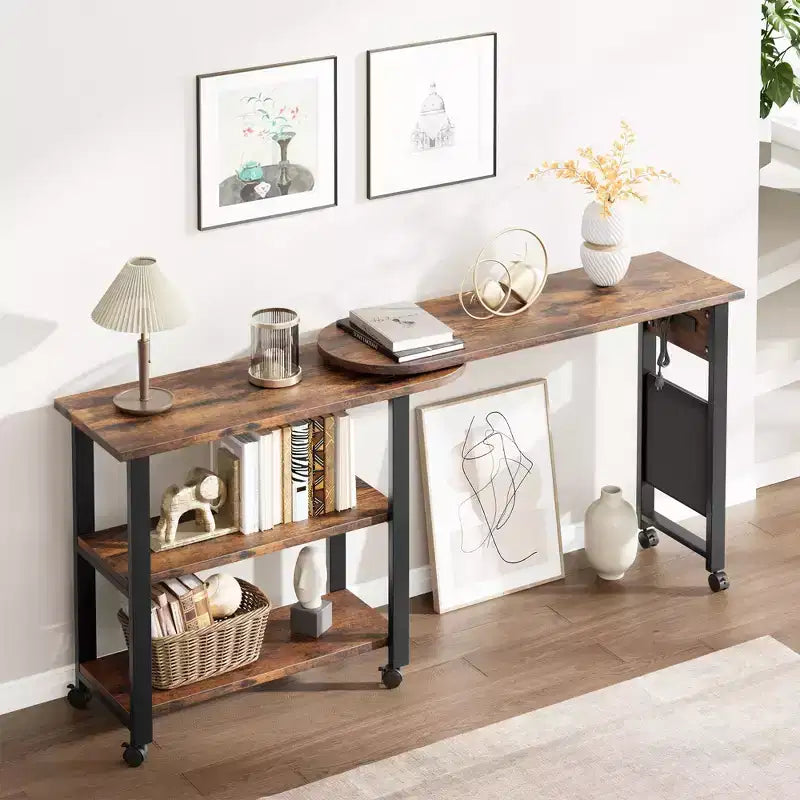 Table d'appoint rotative à 360° avec station de charge, table d'appoint mobile à 2 niveaux avec pochette de rangement et 6 roulettes pivotantes verrouillables pour salon et bureau
