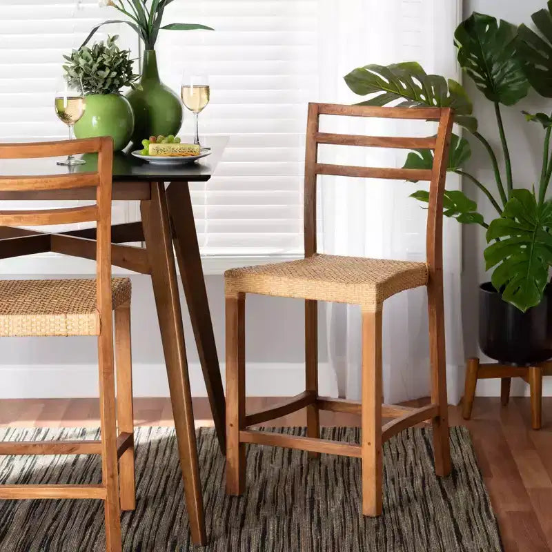 Tabouret de bar à hauteur de comptoir Arthur Wood et rotin Naturel/Noyer - bali & pari : Style bohème, Aucun assemblage requis