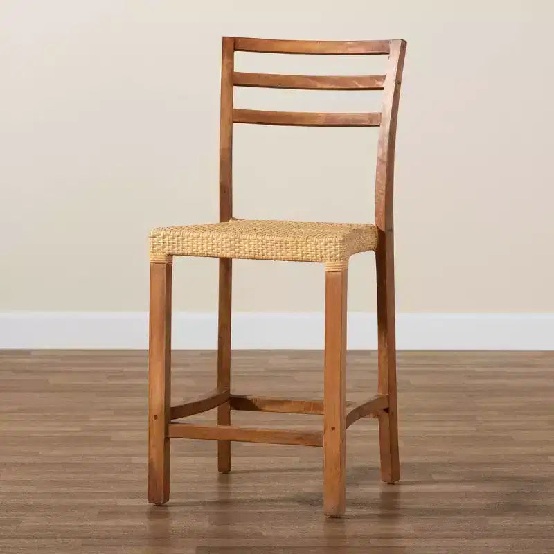 Tabouret de bar à hauteur de comptoir Arthur Wood et rotin Naturel/Noyer - bali & pari : Style bohème, Aucun assemblage requis