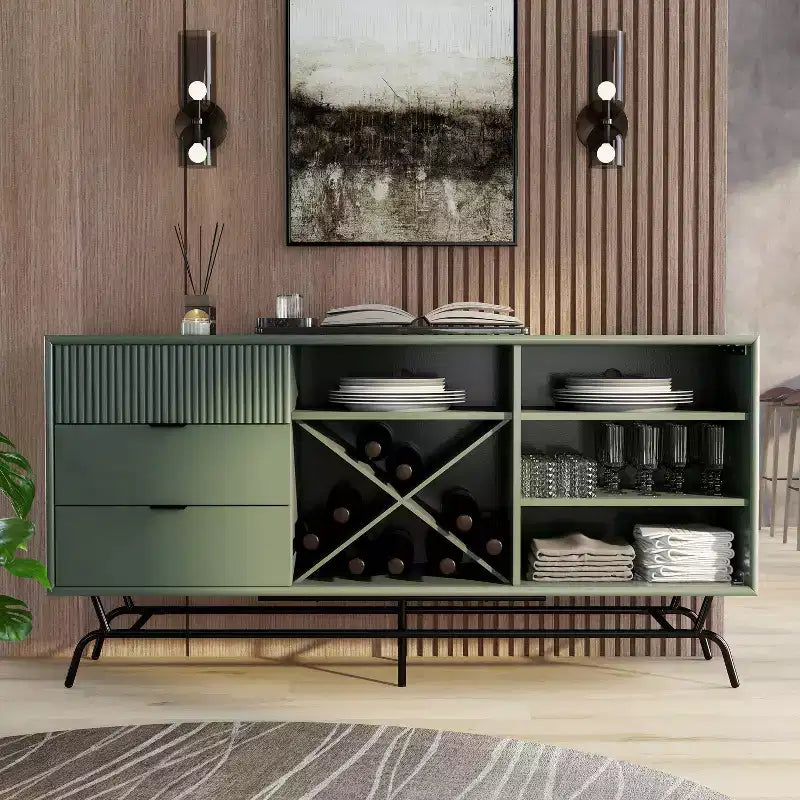 Buffet moderne miBasics Heath 152 cm avec cave à vin vert sauge : meuble de rangement autoportant, 4 étagères, 3 tiroirs