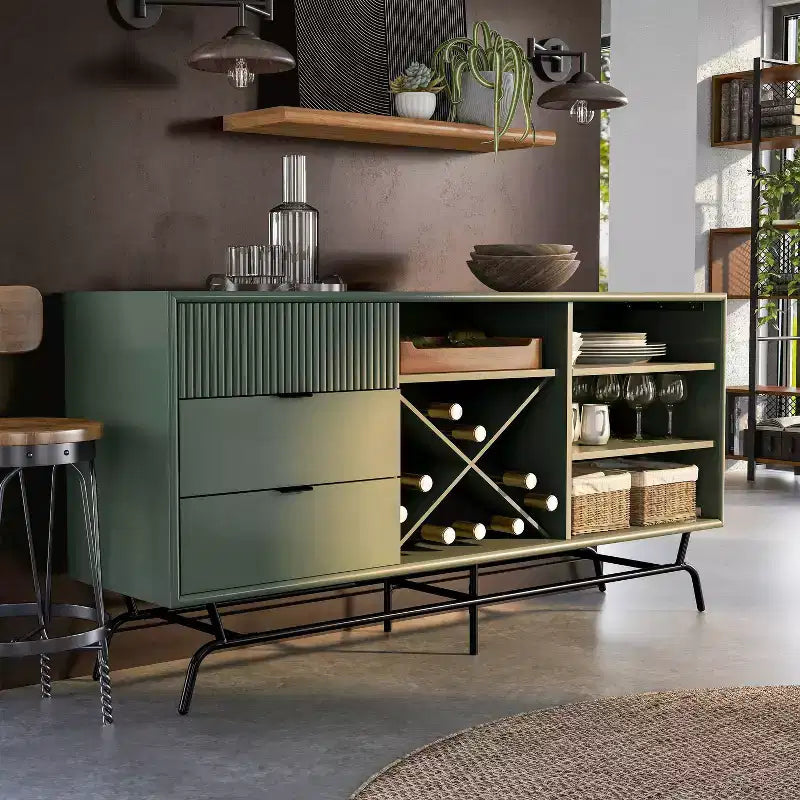 Buffet moderne miBasics Heath 152 cm avec cave à vin vert sauge : meuble de rangement autoportant, 4 étagères, 3 tiroirs