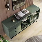 Buffet moderne miBasics Heath 152 cm avec cave à vin vert sauge : meuble de rangement autoportant, 4 étagères, 3 tiroirs