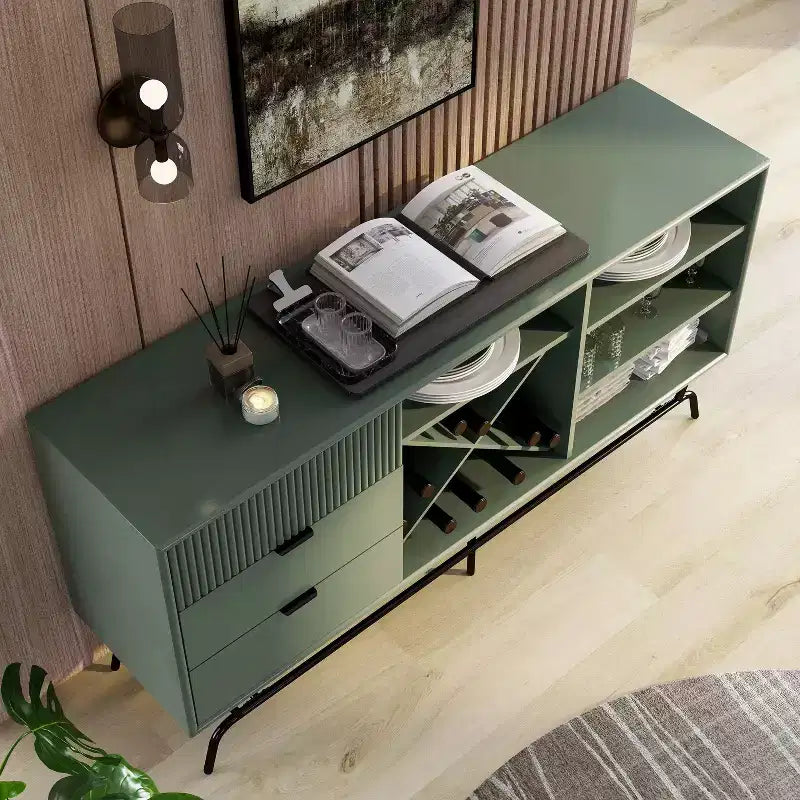 Buffet moderne miBasics Heath 152 cm avec cave à vin vert sauge : meuble de rangement autoportant, 4 étagères, 3 tiroirs
