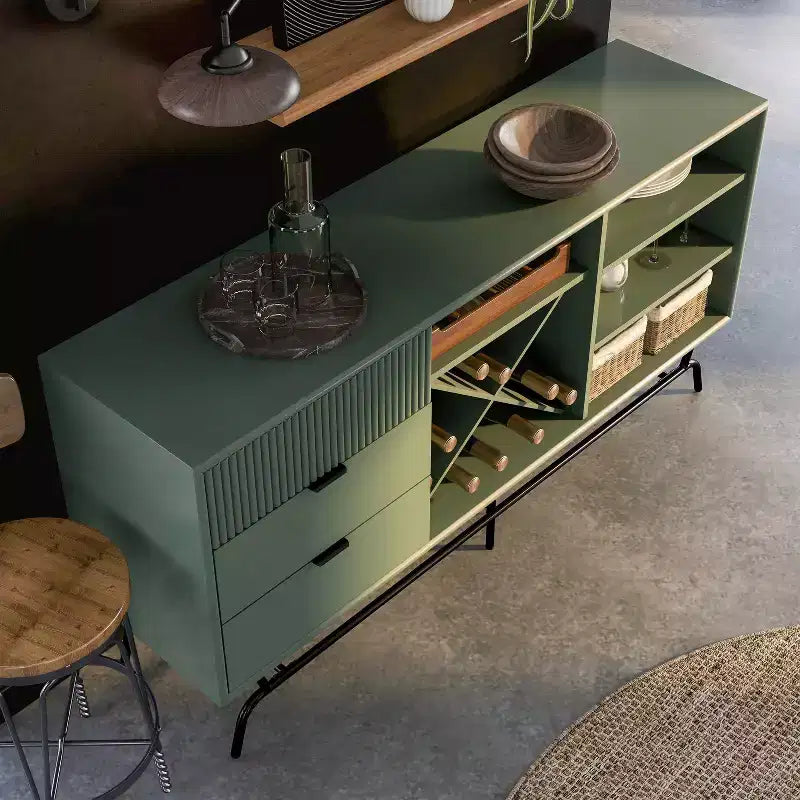 Buffet moderne miBasics Heath 152 cm avec cave à vin vert sauge : meuble de rangement autoportant, 4 étagères, 3 tiroirs