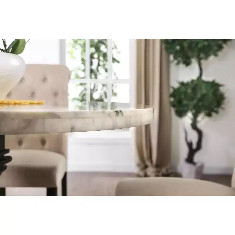 Table à manger ronde 48 po Buckley avec plateau en véritable marbre blanc/noir – HOMES: Inside + Out : élégant pied central, 4 places