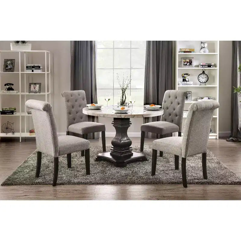 Table à manger ronde 48 po Buckley avec plateau en véritable marbre blanc/noir – HOMES: Inside + Out : élégant pied central, 4 places