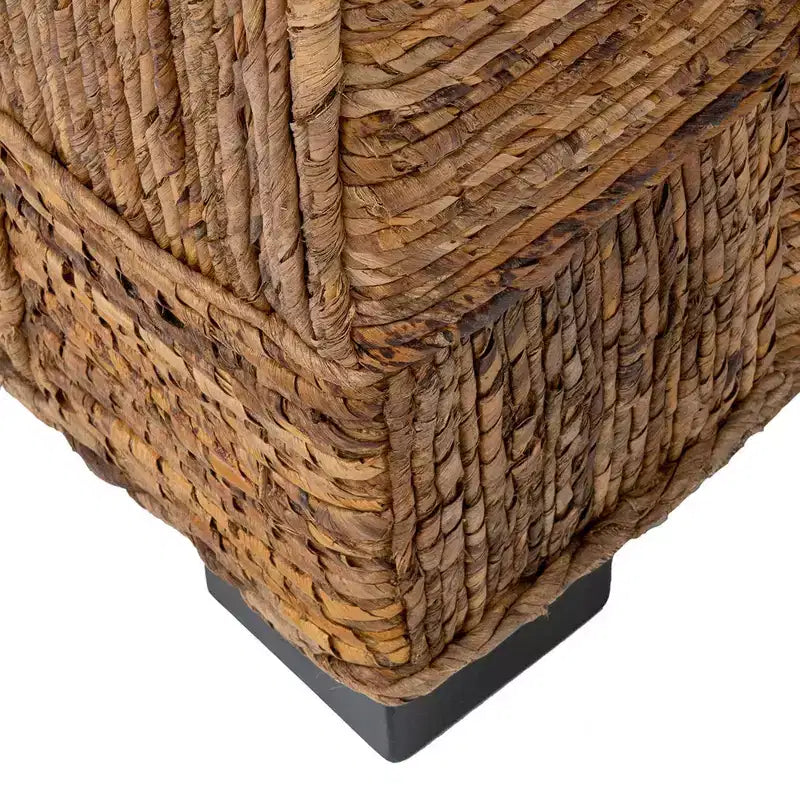 Banc double Abaca East at Main Marina avec rangement, marron : Tressé à la main, couvercle à charnière, design côtier