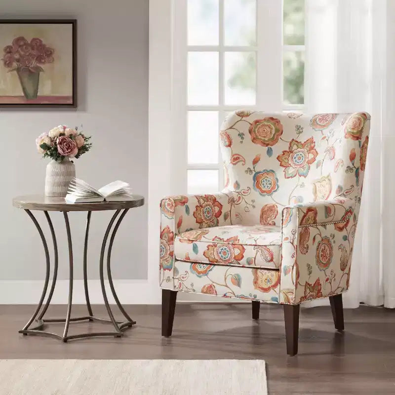 Fauteuil d'appoint Donner crème – Madison Park : Dossier haut élégant, Clous décoratifs argentés, Pieds finition Maroc