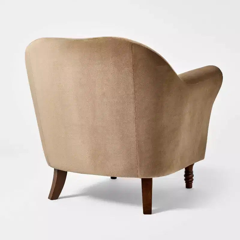 Fauteuil d'appoint en velours à pieds tournés, tanné – Threshold™ conçu avec Studio McGee