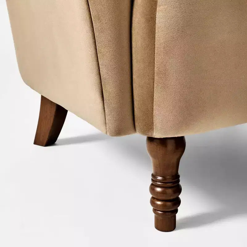 Fauteuil d'appoint en velours à pieds tournés, tanné – Threshold™ conçu avec Studio McGee