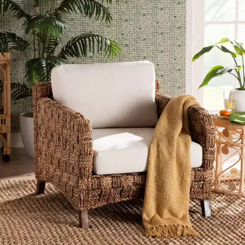 Fauteuil bali & pari Vevina en bois d'acajou et jonc de mer tressé Blanc/Brun naturel/Brun foncé : Rembourrage en polyester, Aucun assemblage requis