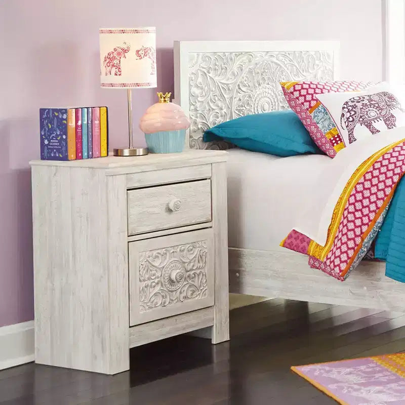 Table de chevet Paxberry à deux tiroirs Blanc délavé - Signature Design by Ashley : Rangement traditionnel, ports USB, cadre en bois